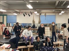 演劇的な喜びの詰まった作品、五戸真理枝演出「兵卒タナカ」稽古場写真が到着