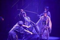 2023年12月末に上演された15周年記念公演、劇団壱劇屋 15th year FINAL「Ｗ／Ｅ」より。（撮影：河西沙織）