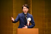 「会も長時間になってまいりましたので、自分が話している間、お手洗いに行っていただいても問題ございません」と観衆に語りかけ、場を和ませる篠井英介。