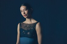 オニール八菜とのコラボレーション商品。レオタード「エトワール」はゴールド、コバルトブルーの2色展開。