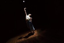 2020年上演の水越朋ソロダンス公演「SOUP」より。（Photo by Hideto Maezawa）