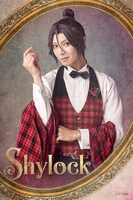 山田ジェームス武扮するシャイロック。