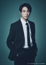 九泉晴人役の鈴木拡樹のビジュアル。