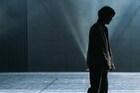 ブルーエゴナクの“誰でも楽しめる悲劇”「いま、反転のまっただなかで」開幕