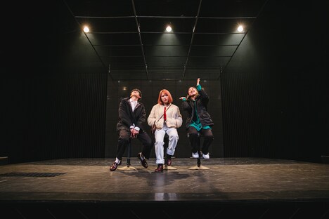 ブルーエゴナク 新作本公演「いま、反転のまっただなかで」より。