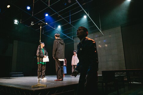 ブルーエゴナク 新作本公演「いま、反転のまっただなかで」より。