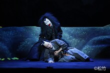 「『江戸宵闇妖鉤爪』明智小五郎と人間豹 市川染五郎大凧にて宙乗り相勤め申し候」より。