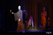 「『江戸宵闇妖鉤爪』明智小五郎と人間豹 市川染五郎大凧にて宙乗り相勤め申し候」より。