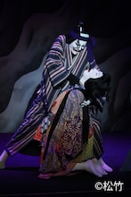 「『江戸宵闇妖鉤爪』明智小五郎と人間豹 市川染五郎大凧にて宙乗り相勤め申し候」より。