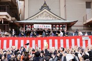 博多座「二月花形歌舞伎」櫛田神社節分厄除大祭「豆まき神事」の様子。（提供：博多座）