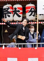 豆まき中の市川染五郎。（提供：博多座）