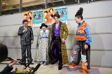 取材日の天気が雪だったことにちなみ、雪道の歩き方をレクチャーする柴田理恵（一番右）と、やってみる中山優馬（右から2番目）。