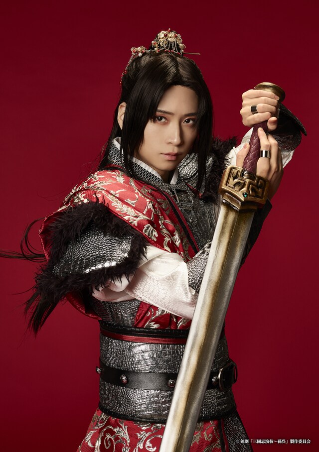 周瑜を演じる荒牧慶彦のビジュアル。