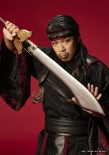 孫堅を演じる松本利夫のビジュアル。