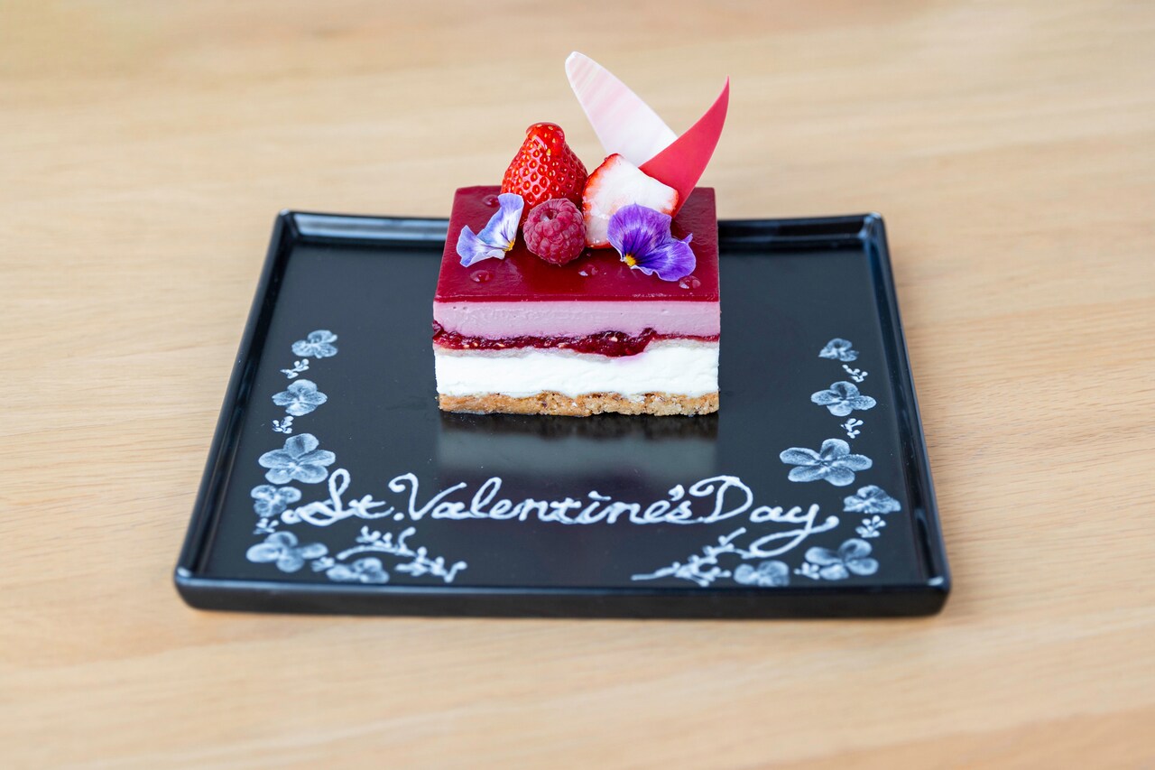 BISTRO J_Oのバレンタインスペシャルケーキ「ルビーラズベリーとホワイトチョコのムース」。