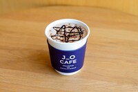 J_O CAFEのバレンタイン限定ドリンク「ローストアーモンドショコラ」。