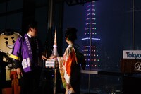 東京タワーを点灯する市川ぼたん。