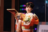 「羽根の禿」を舞う市川ぼたん。