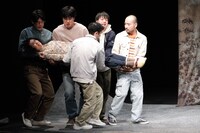 劇団かもめんたる 第13回公演「ゾンビいまさら」より。