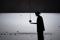 高谷史郎（ダムタイプ） 新作パフォーマンス「Tangent（タンジェント）」より。（撮影：井上嘉和）