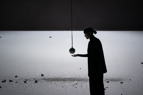 高谷史郎（ダムタイプ） 新作パフォーマンス「Tangent（タンジェント）」より。（撮影：井上嘉和）