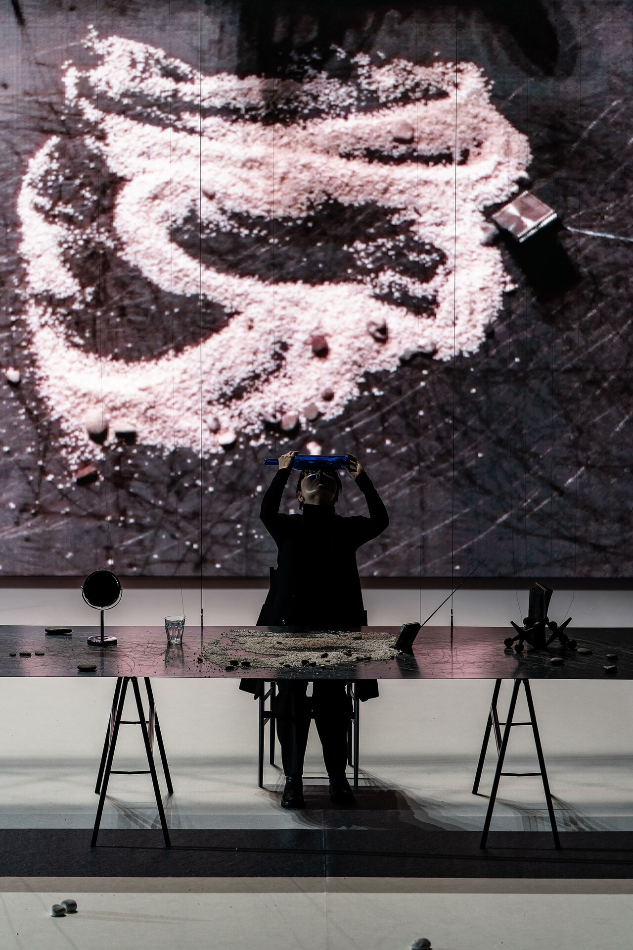 高谷史郎の新作パフォーマンス「Tangent」ロームシアター京都で開幕