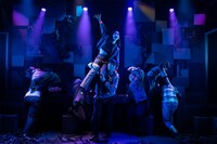 オレンヂスタ 第11回公演「街窩の燈火」より。（撮影：羽鳥直志）