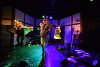 THE36号線「大きな子どもと小さな大人」より。（撮影：島田拓身）