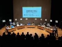 松井周の標本室×三重県文化会館「なりかわり標本会議」試演会の様子。（撮影：松原豊）