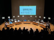 松井周の標本室×三重県文化会館「なりかわり標本会議」試演会の様子。（撮影：松原豊）