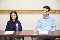 「ボイラーマン」取材会より。左から安達祐実、赤堀雅秋。（撮影：和田裕也）