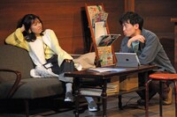 劇団青年座 第254回公演「ぼっちりばぁの世界」より。（撮影：坂本正郁）