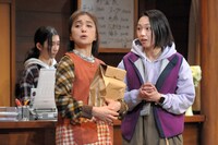 劇団青年座 第254回公演「ぼっちりばぁの世界」より。（撮影：坂本正郁）