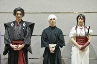 舞台「地獄楽-終の章-」囲み取材の様子。