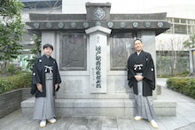 江戸歌舞伎発祥之地記念碑の前に立つ中村勘太郎（左）、中村勘九郎（右）。