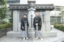 江戸歌舞伎発祥之地記念碑の前に立つ中村勘太郎（左）、中村勘九郎（右）。