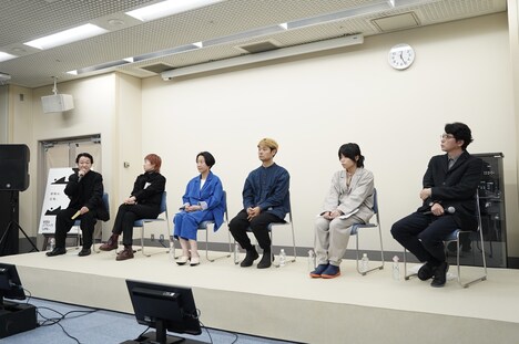 世田谷パブリックシアター2024年度ラインナップ発表会の様子。左から白井晃、橋本ロマンス、野上絹代、ノゾエ征爾、國吉咲貴、桐山知也。