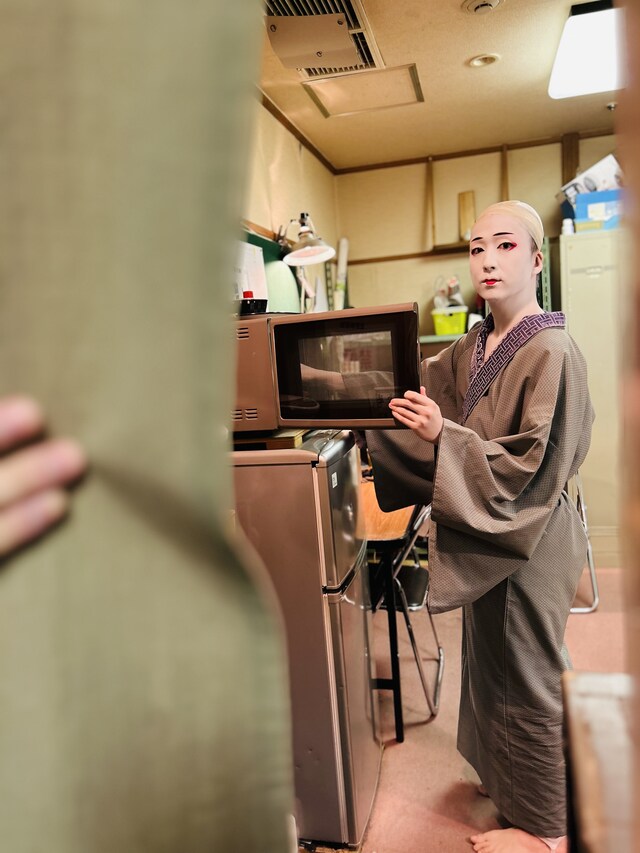 電子レンジを拝借したところを、目撃されてしまう米吉。それでも使う。