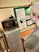 レンジ内のチョコレートをじっと見守る。手には、まぜまぜ用のスプーン。