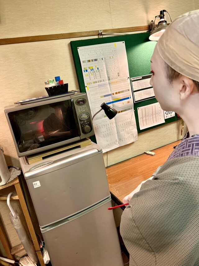 レンジ内のチョコレートをじっと見守る。手には、まぜまぜ用のスプーン。