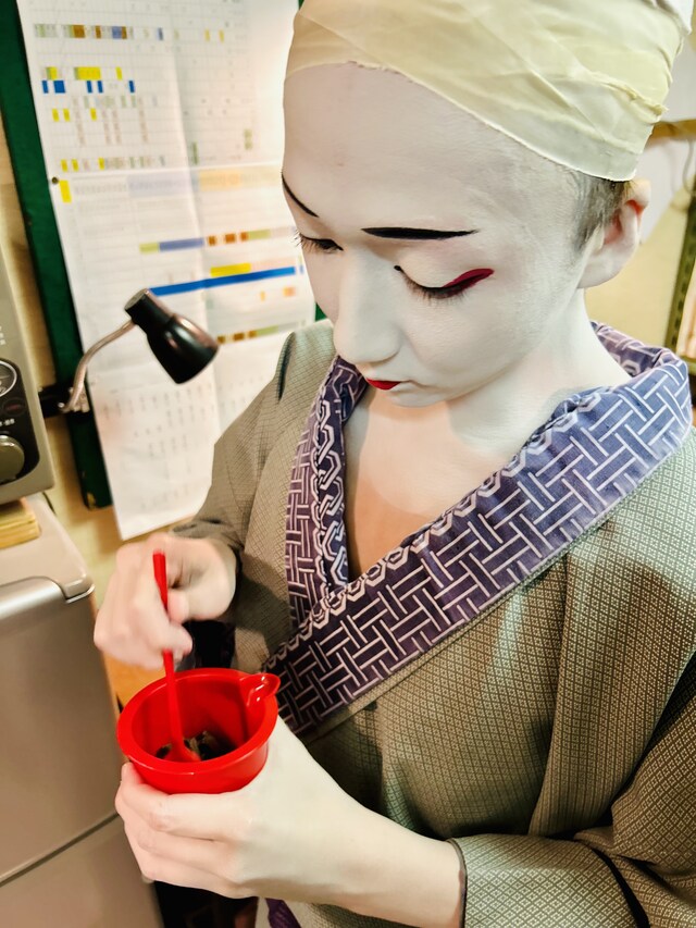 なかなか溶けないチョコレートと格闘するカワイイ米吉。