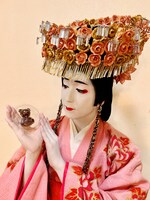 クマさんチョコレートを持たされた、弟橘姫さん。可愛くも、やや困惑顔。