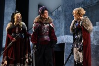 鈴木紗理奈（左）に「かわいいねえ」と言われて照れる武藤潤（中央）と、笑って見つめる吉田仁人（右）。