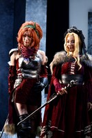 左から赤井沙希、鈴木紗理奈。