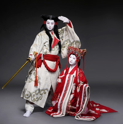 左から、市川團子扮するヤマトタケル、中村壱太郎扮する弟橘姫。