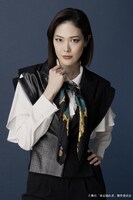 麻央侑希扮する巽冬子。