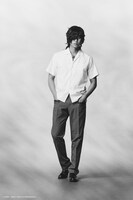 チャンヘ扮する茶渡泰虎。