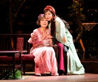 KERA CROSS 第5弾「骨と軽蔑」より。（撮影：引地信彦　写真提供：東宝 キューブ）