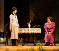 KERA CROSS 第5弾「骨と軽蔑」より。（撮影：引地信彦　写真提供：東宝 キューブ）