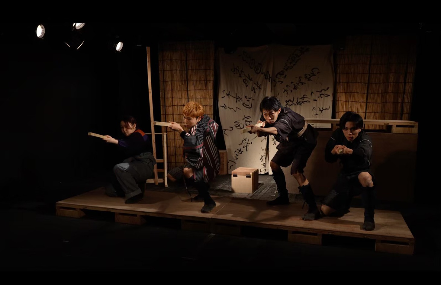 劇団 身体ゲンゴロウ「ナマリの銅像」2022年公演より。